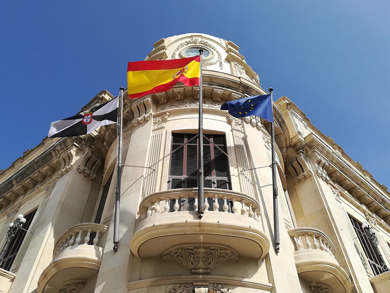 Bandera de España en la fachada del Palacio de la Asamblea de Ceuta