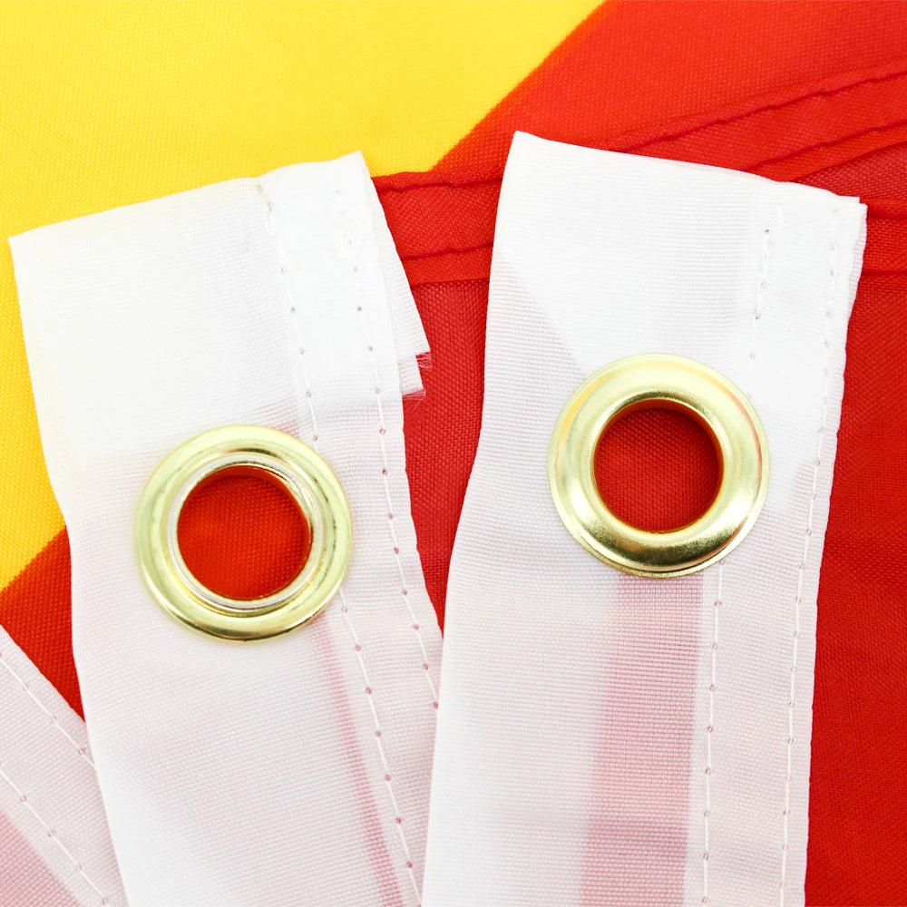 Dos ojales metálicos para colgar la bandera en mástil o balcón